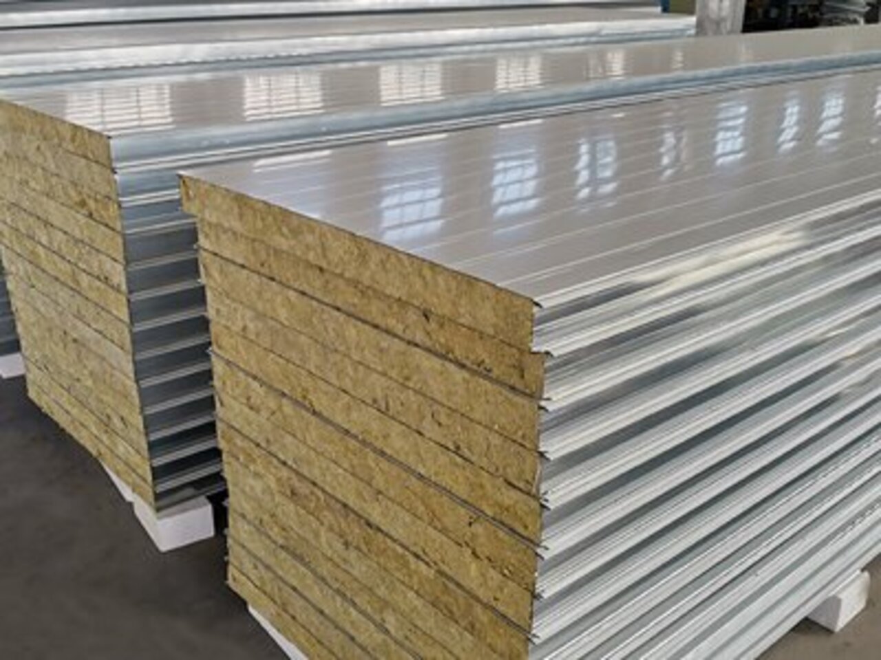 <b>彩鋼巖棉夾芯板（墻面板）</b>