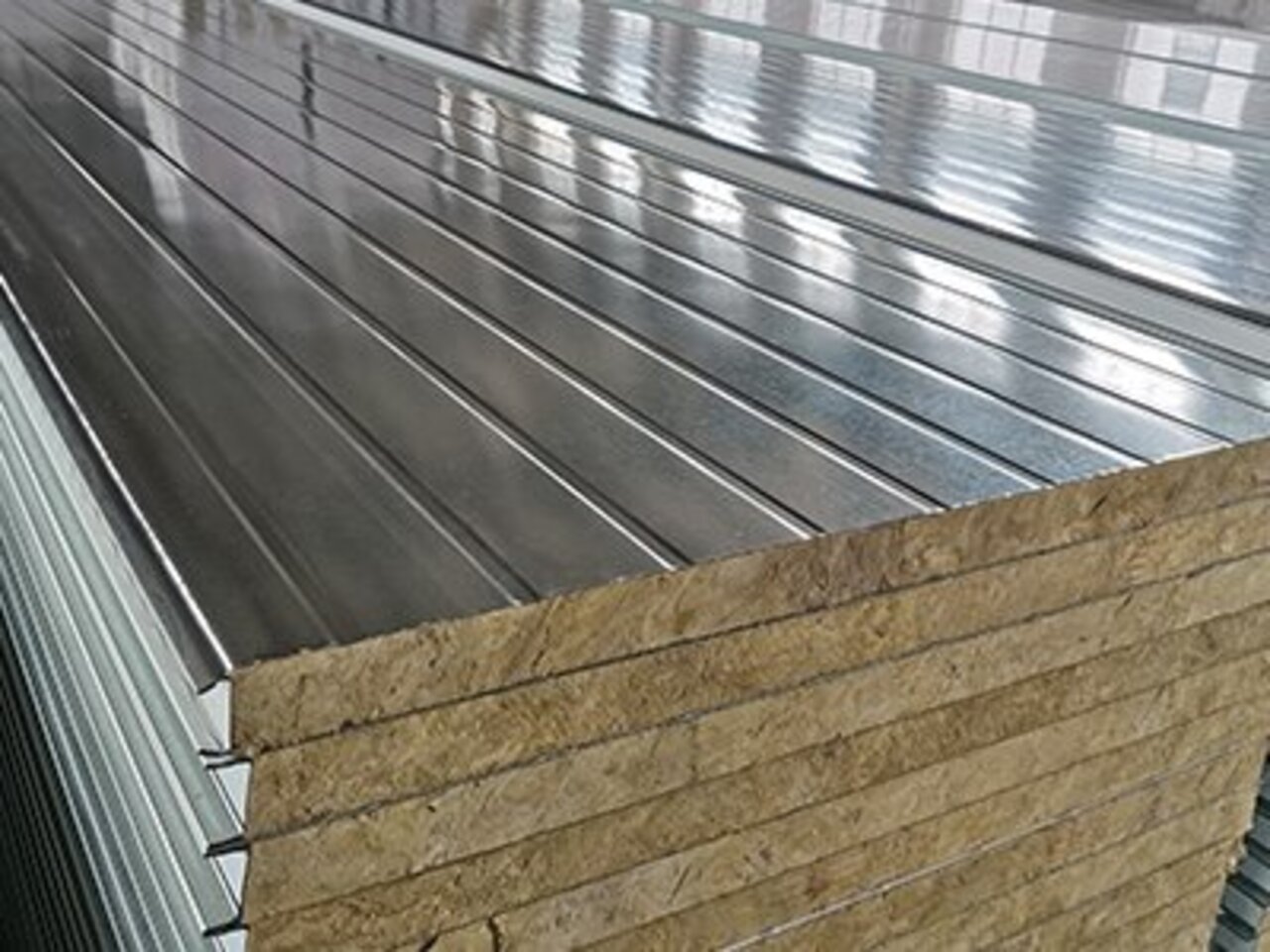 <b>鍍鋅彩鋼巖棉夾芯板</b>